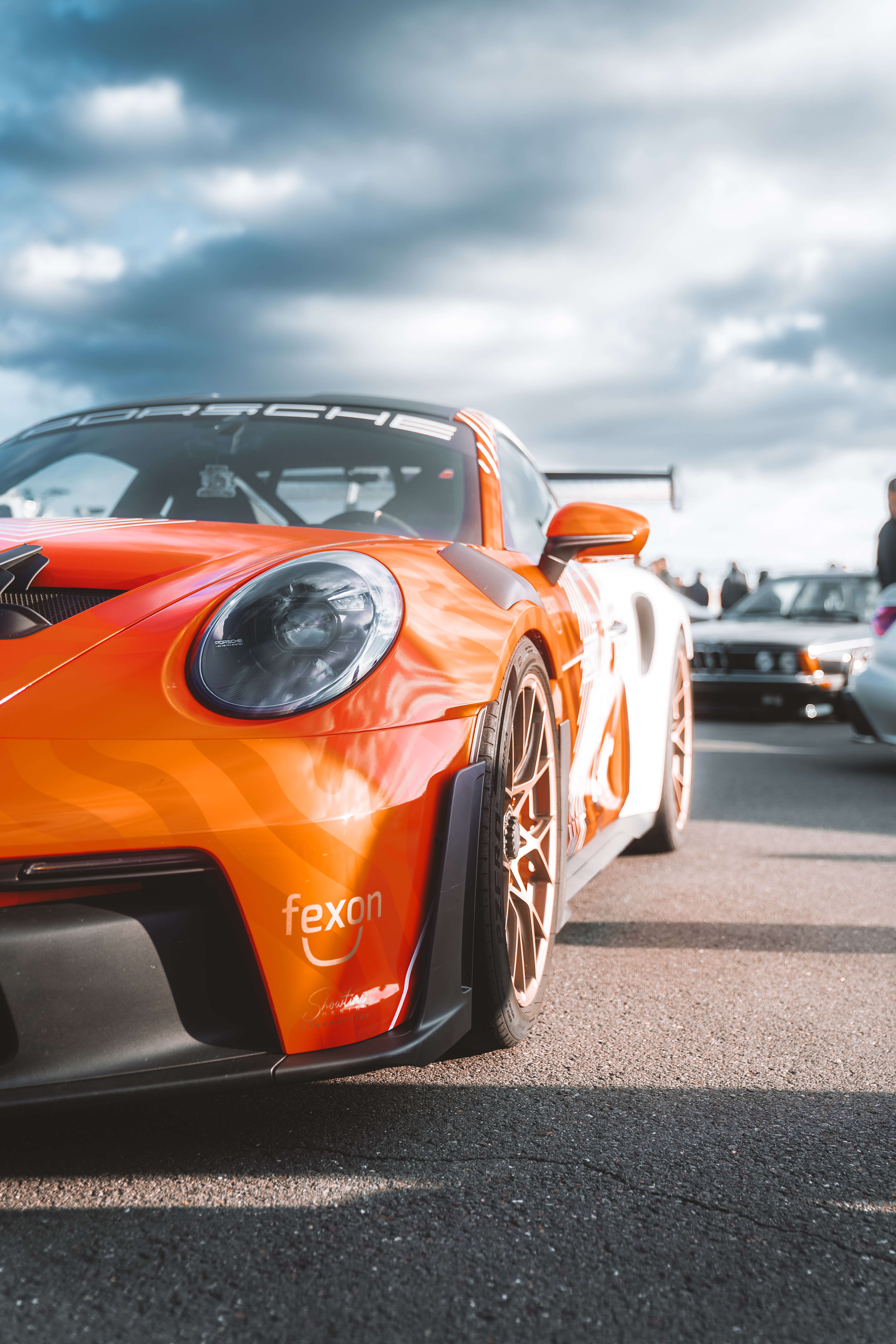 Roter Ferrari in einer dynamischen Automotive-Aufnahme