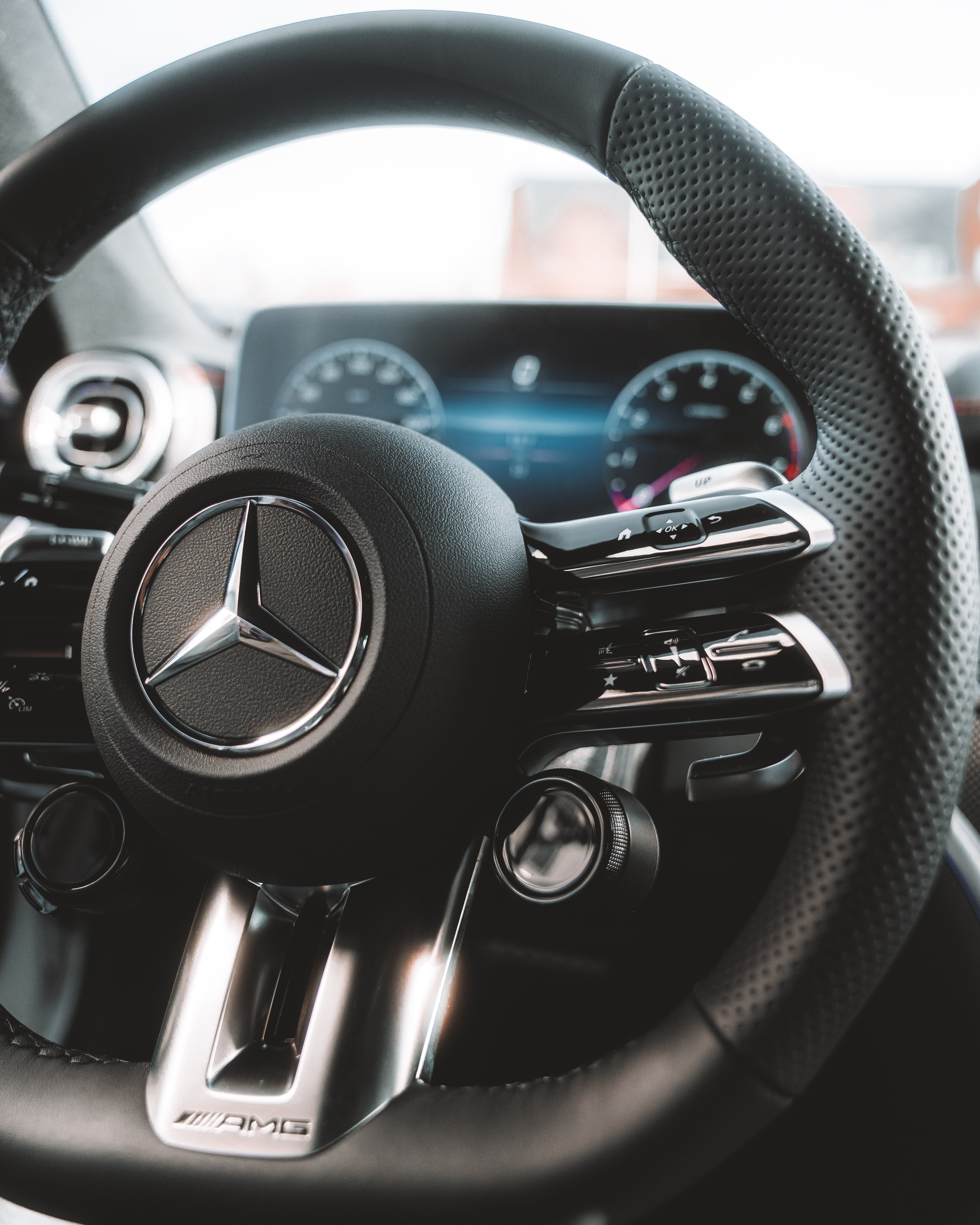 Detailaufnahme des Lenkrads eines Mercedes-AMG