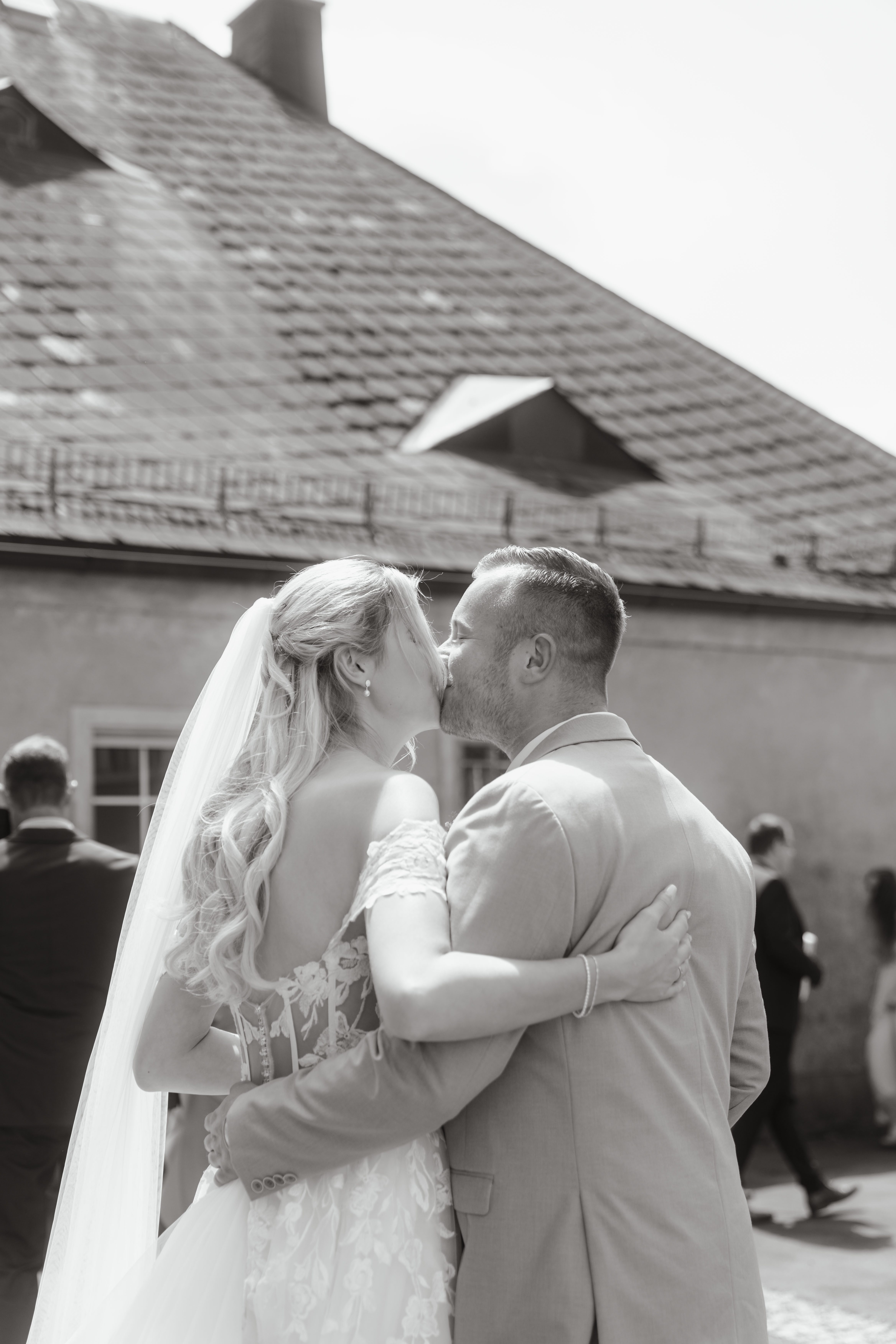 Intimer Moment eines Brautpaars bei der Hochzeit
