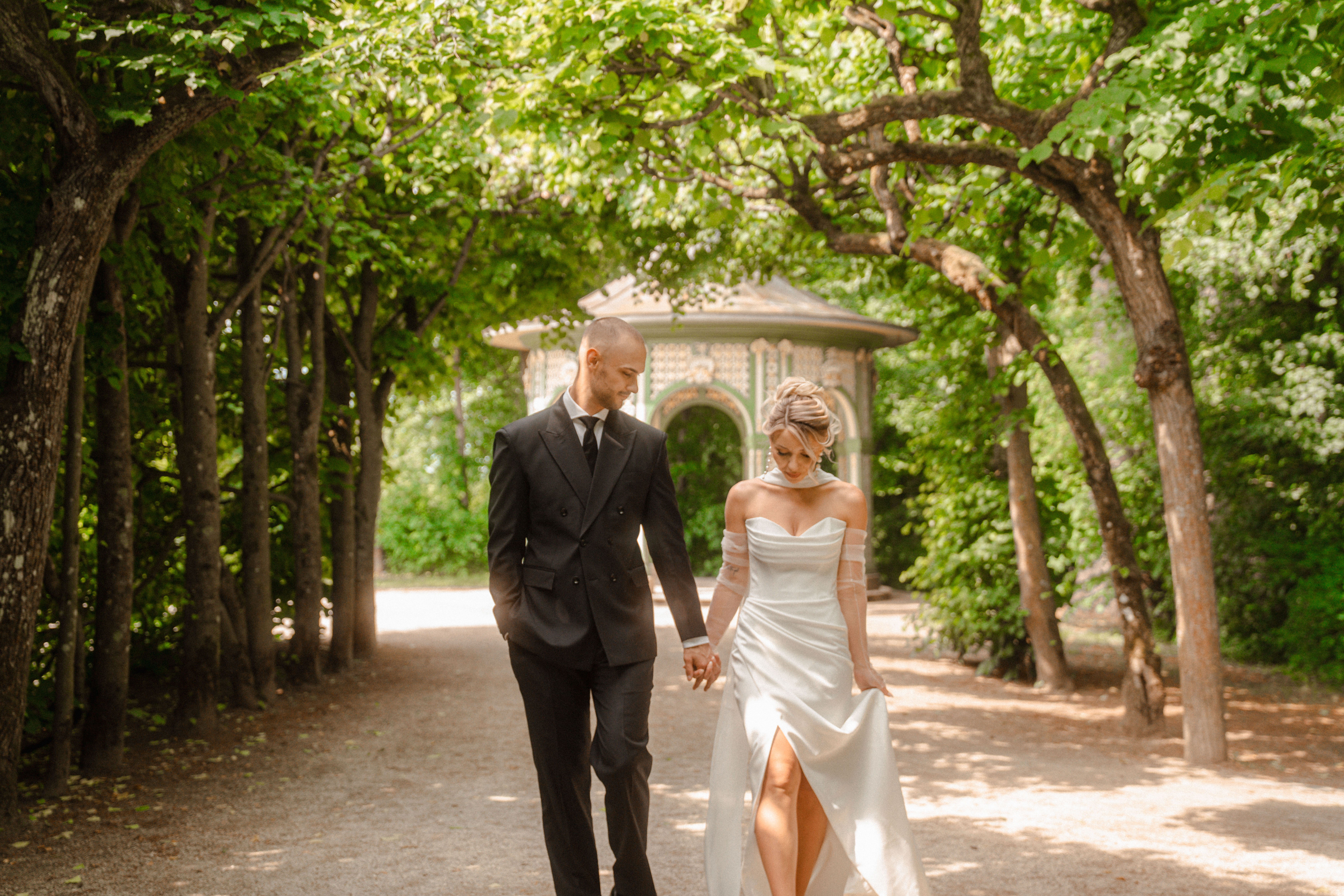 Brautpaar bei einem gemeinsamen Spaziergang am Hochzeitstag