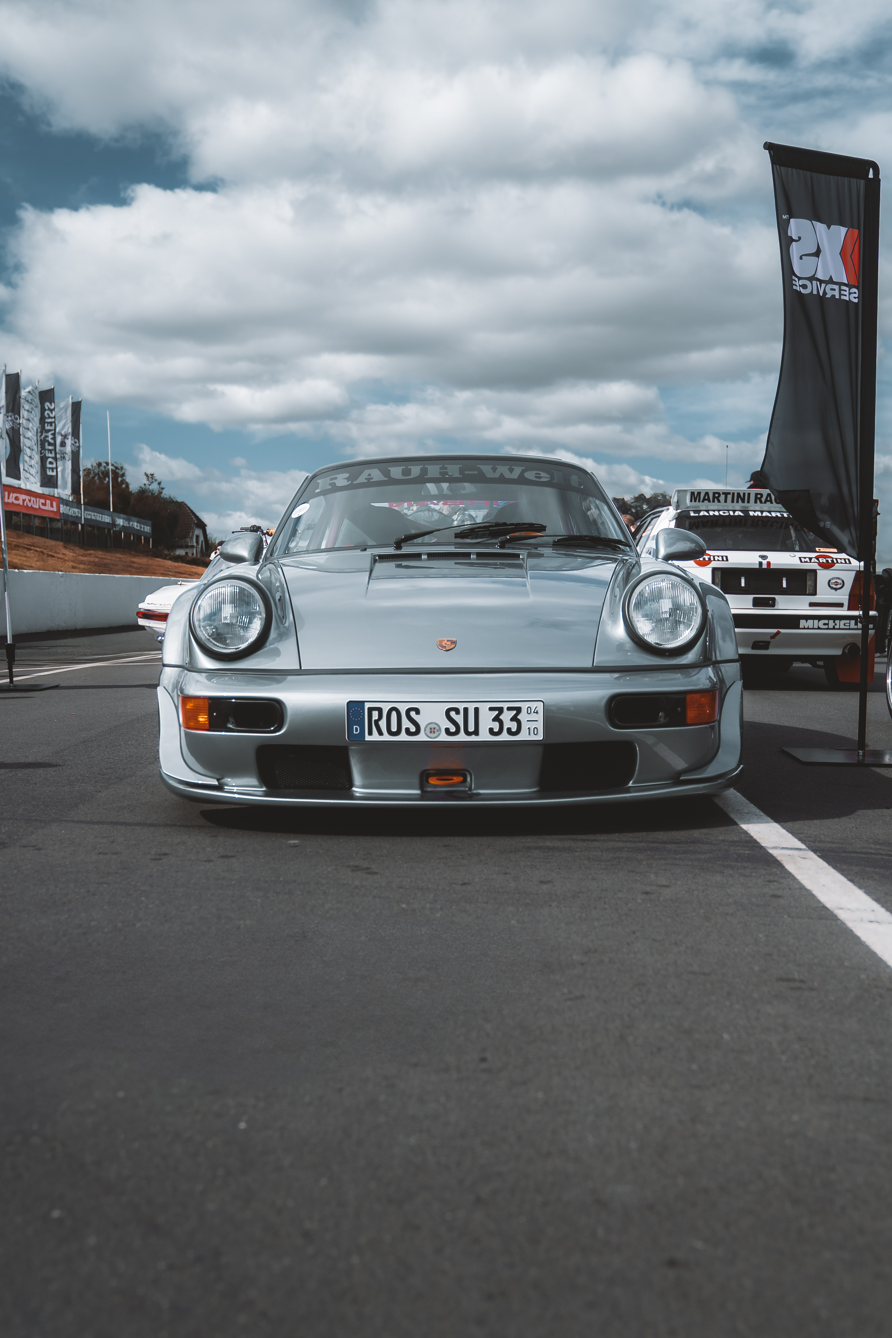 Dramatisch beleuchtete Silhouette eines Porsche